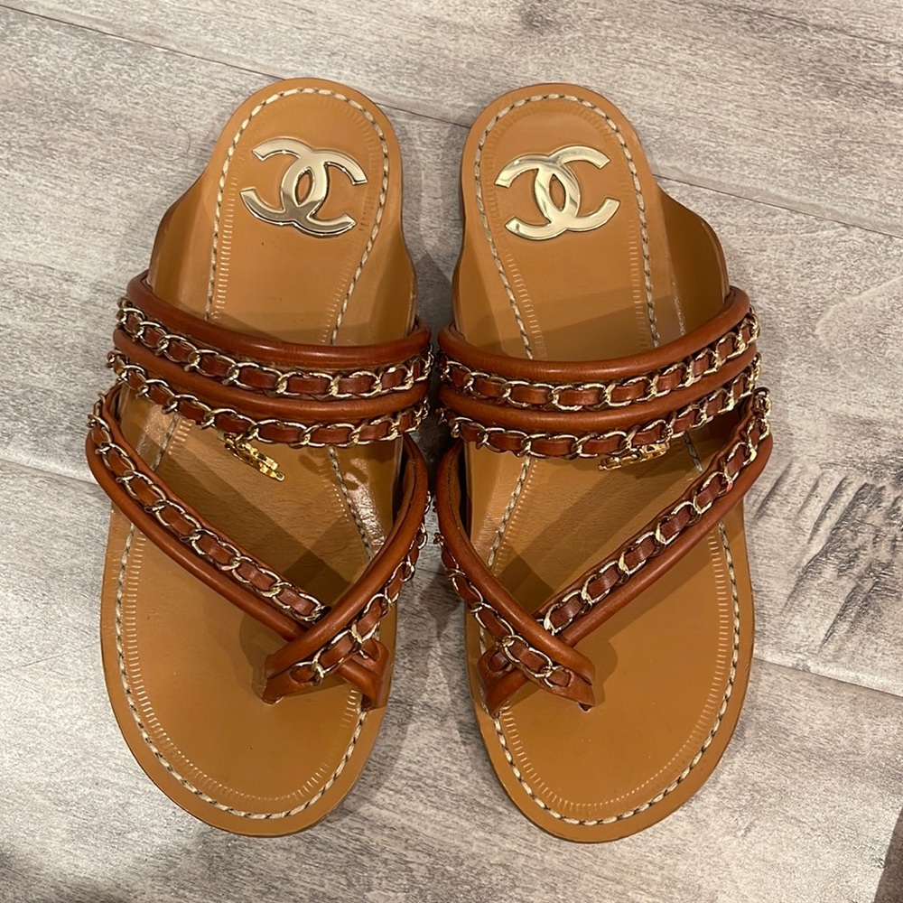 Chanel slippers with gold chain - Picture 1 of 2